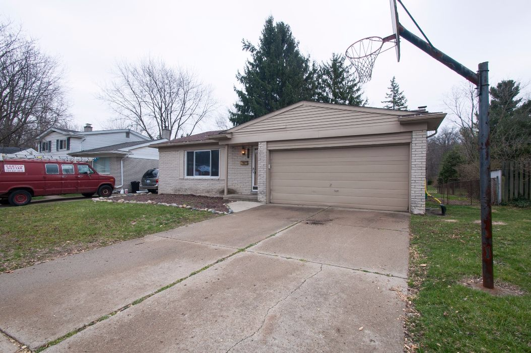 39647 John Dr, Canton Twp, MI 48187